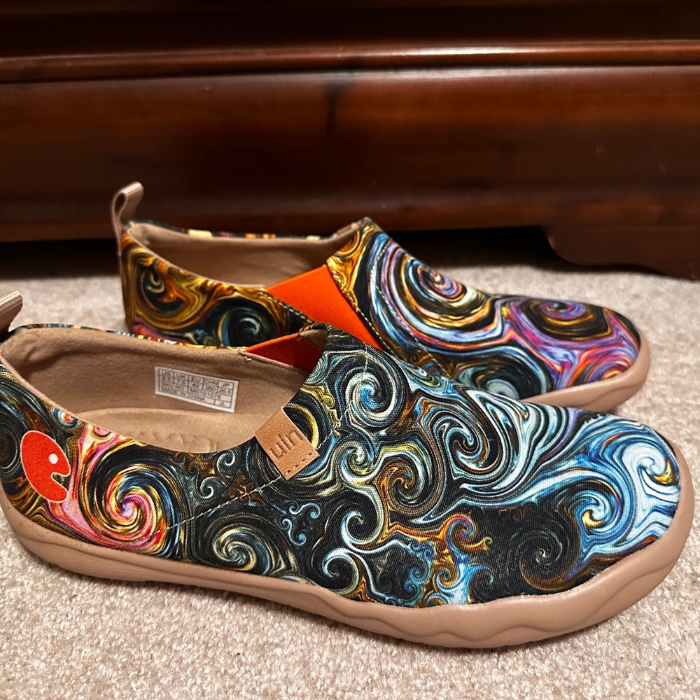uni brand featuring design from Van Gogh’s “Starry Night.” New.  Size M8.5/W10